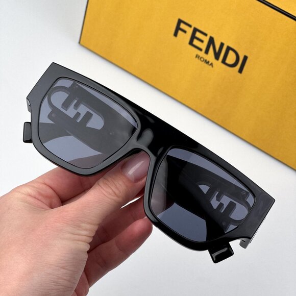 Fendi O'LOCK  FE40108U 01V  Women BRAND NEW Sunglasses Geometric Black Blue - Picture 2 of 12